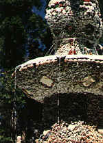 d-fountain.JPG (117991 bytes)